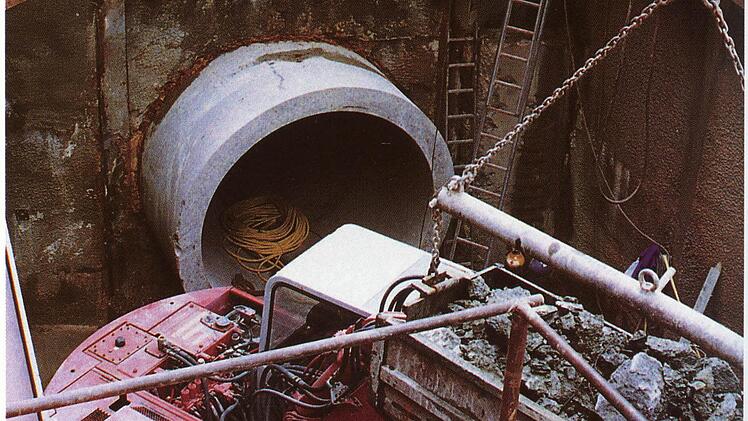 Kanalbaustelle an der Kreuzung Maxstraße/Hemmerichstraße im Jahr 1997 - Das Bild zeigt den Bau des großen Regenwassersammlers. Foto: Thomas Ahnert/Archiv