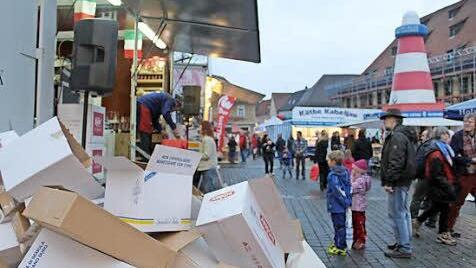 Die leeren Kartons zeugen von reger Verkaufstätigkeit der Marktschreier. Foto: Markus Häggberg