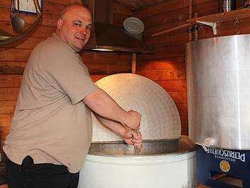 Markus Lippert arbeitet in seiner Braumanufaktur mit sehr einfachen Mitteln. Hier rührt er den Sud in einem 250-Liter-Wurstkessel.  Foto: Ramona Popp