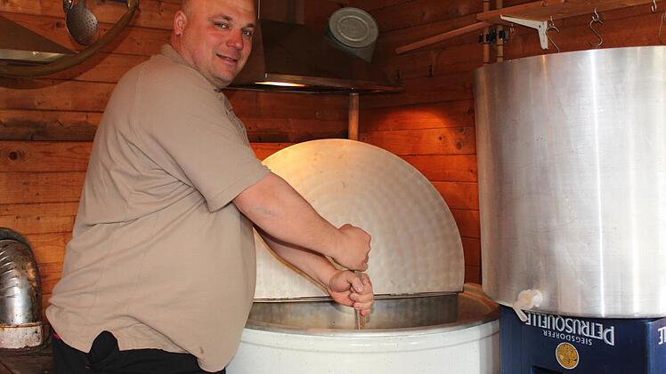 Markus Lippert arbeitet in seiner Braumanufaktur mit sehr einfachen Mitteln. Hier rührt er den Sud in einem 250-Liter-Wurstkessel.  Foto: Ramona Popp