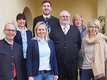 Das Team der VHS (von links): Vorsitzender Landrat Christian Mei&szlig;ner, Saskia D&uuml;ll, Anja Biornstad, stellvertretender Leiter Andreas Grosch, ehemaliger Leiter Michael Barnickel, Jutta Sch&ouml;pf und die neue Leiterin Andrea Musiol Foto: LRA