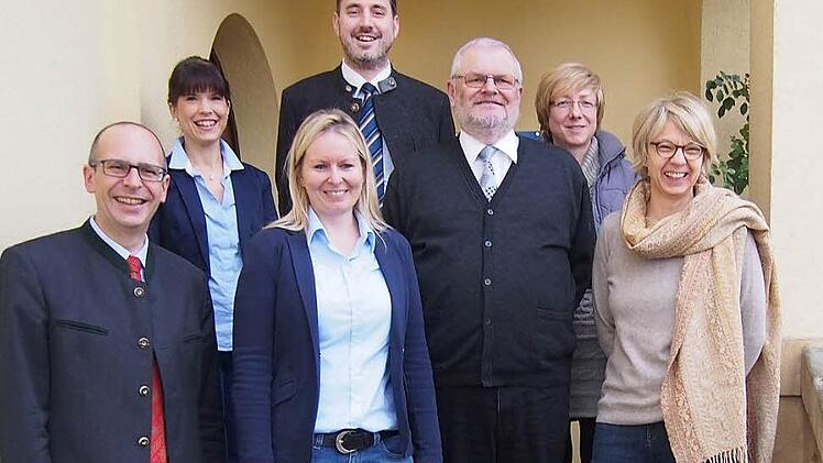 Das Team der VHS (von links): Vorsitzender Landrat Christian Mei&szlig;ner, Saskia D&uuml;ll, Anja Biornstad, stellvertretender Leiter Andreas Grosch, ehemaliger Leiter Michael Barnickel, Jutta Sch&ouml;pf und die neue Leiterin Andrea Musiol Foto: LRA