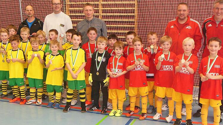 Das Heubacher Turnier der F-Junioren entschied der TSV Rossach (rote Trikots) mit einem 2:1 im Finale gegen den SVM Untermerzbach (links) für sich. Fotos: Dietz