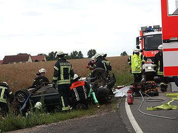 Die Einsatzkräfte hatten Schwierigkeiten, den Fahrer aus dem Unfallwagen zu retten. Foto: Richard Sänger