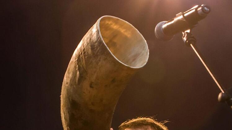 Wie Hans-Jürgen Buchner und seine Band Haindling ihr Konzert beim Tambacher Sommer zum ebenso gelungenen wie nachdenklich stimmenden Abend werden lassen.