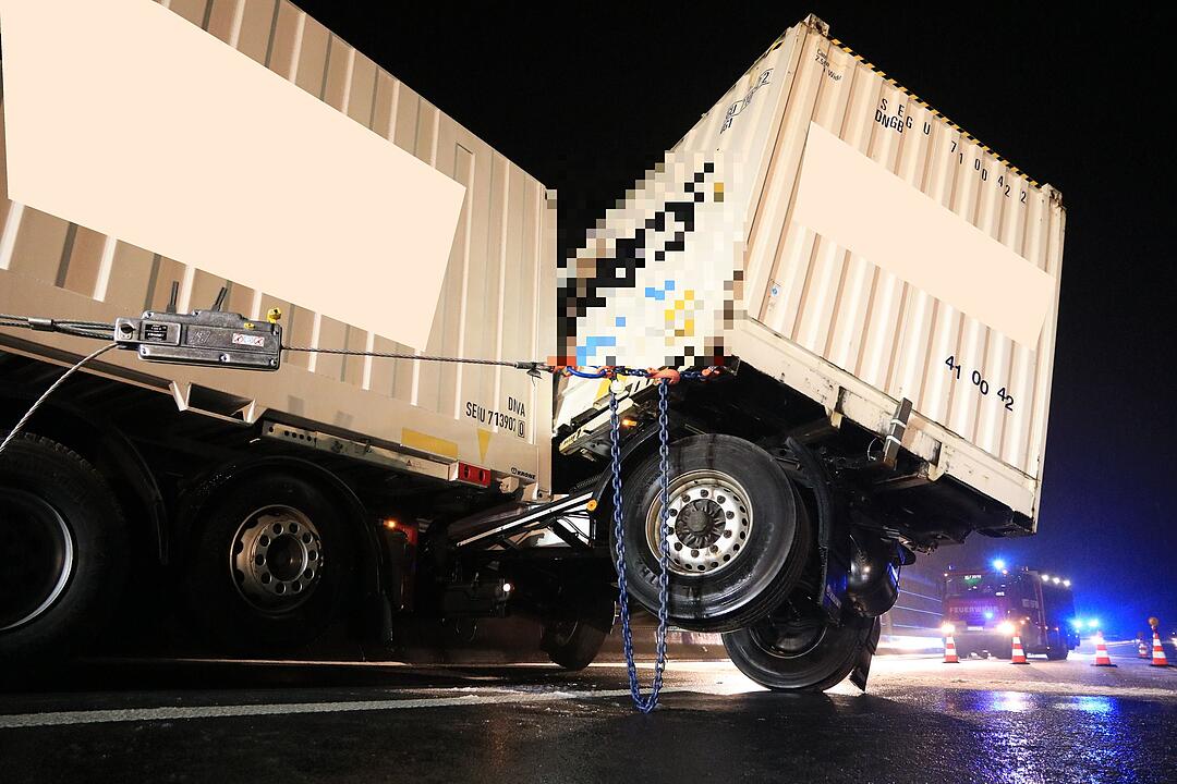 Lkw kommt auf A73 ins Schleudern - Anhänger stellt sich quer