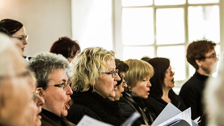 Einen eindringlichen Akzent zum Osterfest setzte die Aufführung der Johannespassion von Heinrich Schütz in der Marienkirche in Gauerstadt. Kirchenmusikdirektor Torsten Sterzik dirigierte die Sängervereinigung Bad Rodach und die Stadtkantorei Hildburghausen sowie das Collegium musicum Hildburghausen.Jochen Berger