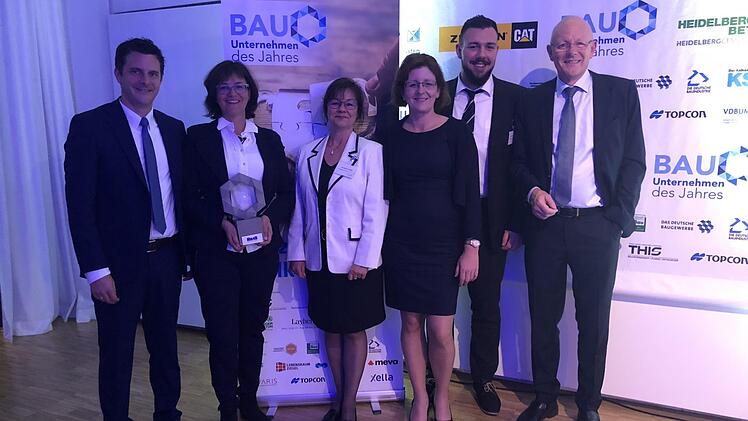 Bei der Preisverleihung in Berlin waren dabei (von links): Thomas Polzer (kaufmännische Leitung), Gisela Raab (Geschäftsführung), Constanze Köpke (Vertrieb), Kathrin Hess (Qualitäts- und Schulungsmanagement), Christoph Neumann (Controlling) und Wolfgang Schubert-Raab (Geschäftsführung). Foto: Raab