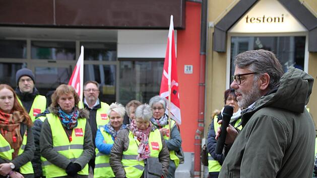 Norbert Flach, stellvertretender Landesbezirksleiter von Verdi, spricht zu den Streikenden auf dem Marktplatz von Bad Br&uuml;ckenau. Foto: Ulrike M&uuml;ller