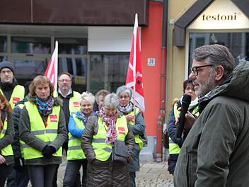 Norbert Flach, stellvertretender Landesbezirksleiter von Verdi, spricht zu den Streikenden auf dem Marktplatz von Bad Brückenau. Foto: Ulrike Müller