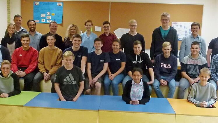 Stolz präsentieren die CO-II-Schüler zusammen mit den Verantwortlichen ihr Holzprodukt.  Foto: Lothar Weidner