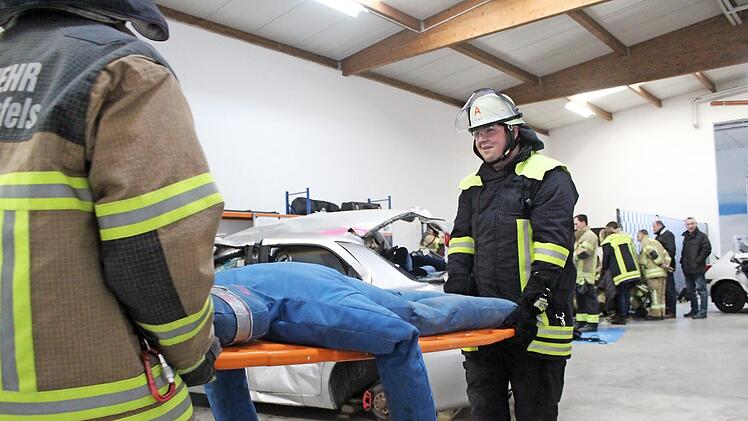 Nicht nur, dass die Insassen mancher Autos (hier dargestellt durch Übungspuppen) schwer zu bergen waren, sie waren auch lebensecht schwer abzutransportieren. Foto: Markus Häggberg