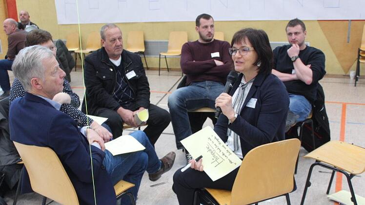 Auch die Chefin Gisela Raab beteiligte sich an der Ideenfindung. Dann war sie Gleiche unter Gleichen. Foto: Markus Häggberg