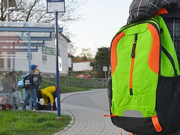 Schüler mit Schulrucksack auf dem morgendlichen Weg zum Schulbus