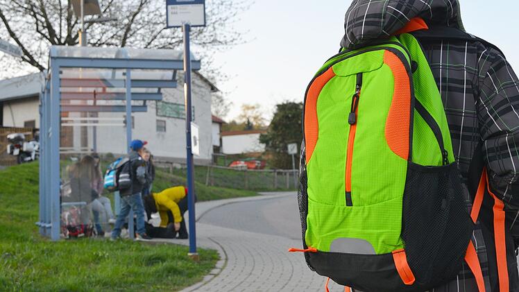 Schüler mit Schulrucksack auf dem morgendlichen Weg zum Schulbus