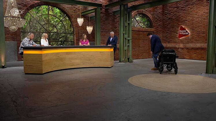 Daniel Meyer musste in die Knie gehen, um die Kutsche testweise zu ziehen: "F&uuml;r Menschen ist es, glaube ich, nicht." Susanne Steiger neckte ihn: "Steht dir, Daniel." Sarah Schreiber machte ebenfalls einen Scherz ...