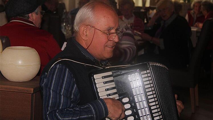 Gerd Winter begleitete auf seinem Akkordeon das Jubiläumslied.