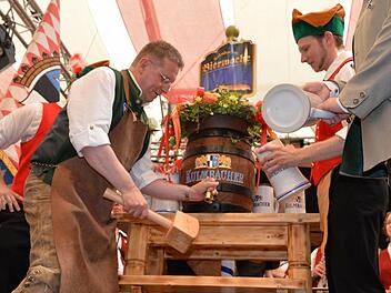 Mit einem einzigen Schlag zapfte OB Henry Schramm das erste Fass Festbier an und eröffnete damit offiziell die 64. Kulmbacher Bierwoche.  Fotos: Ronald Rinklef