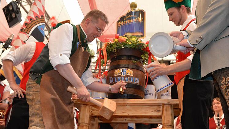 Mit einem einzigen Schlag zapfte OB Henry Schramm das erste Fass Festbier an und eröffnete damit offiziell die 64. Kulmbacher Bierwoche.  Fotos: Ronald Rinklef