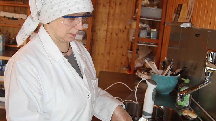 Bei der Herstellung der Lauge lässt Evi Näher Vorsicht walten.