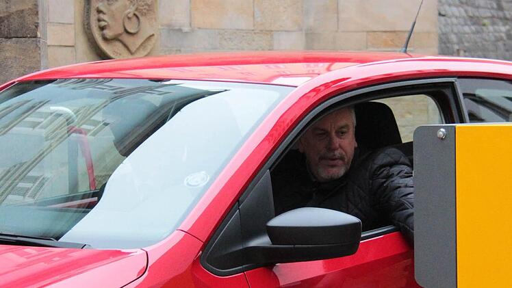 Oberbürgermeister Norbert Tessmer durfte als erster ins wiedereröffnete Parkhaus einfahren.