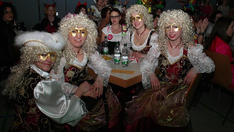 Sehenswerte Kostümierungen beim Weiberfasching in Wachenroth Foto: Evi Seeger
