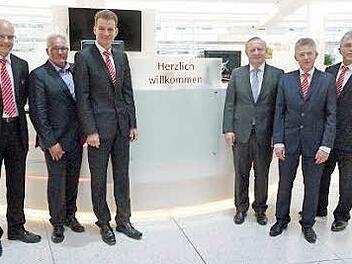 An der neuen Serviceinsel (v. l.): Privatkundenleiter Michel Sell, 3. Bürgermeister Thomas Leiner, Vorstandsmitglied Michael Rendl, Landrat Thomas Bold, Vorstandsvorsitzender Roland Friedrich, Geschäftsstellenleiter Christoph Behr.