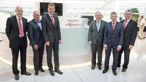 An der neuen Serviceinsel (v. l.): Privatkundenleiter Michel Sell, 3. Bürgermeister Thomas Leiner, Vorstandsmitglied Michael Rendl, Landrat Thomas Bold, Vorstandsvorsitzender Roland Friedrich, Geschäftsstellenleiter Christoph Behr.