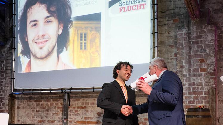 Manuel Stark aus Bamberg, Gewinner des Nachwuchspreises, mit OB Norbert Tessmer Foto: Sebastian Buff