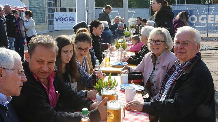 Ein Plausch am Biertisch. Für das leibliche Wohl war gesorgt.