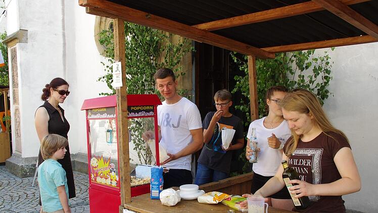 Die Ministranten boten selbst gemachtes Popcorn sowie alkoholfreie Cocktails an.