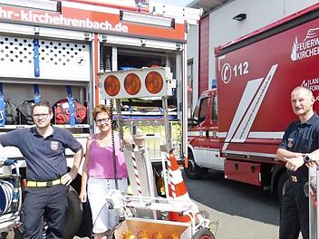 Sebastian Müller, Anja Gebhardt, Oliver Flake und Bernd Gebhard (v. l.) stehen vor den beiden neu angeschafften Fahrzeugen.  Foto: Carmen Schwind