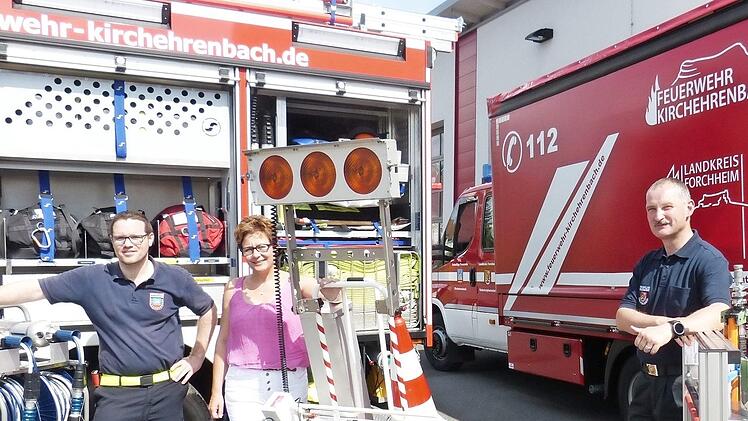 Sebastian Müller, Anja Gebhardt, Oliver Flake und Bernd Gebhard (v. l.) stehen vor den beiden neu angeschafften Fahrzeugen.  Foto: Carmen Schwind