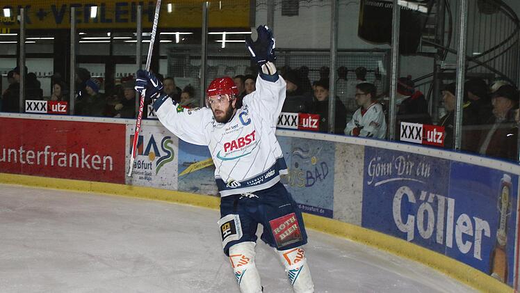 Tor für Schweinfurt: Es jubelt der Torschütze, Kapitän Dion Campbell.