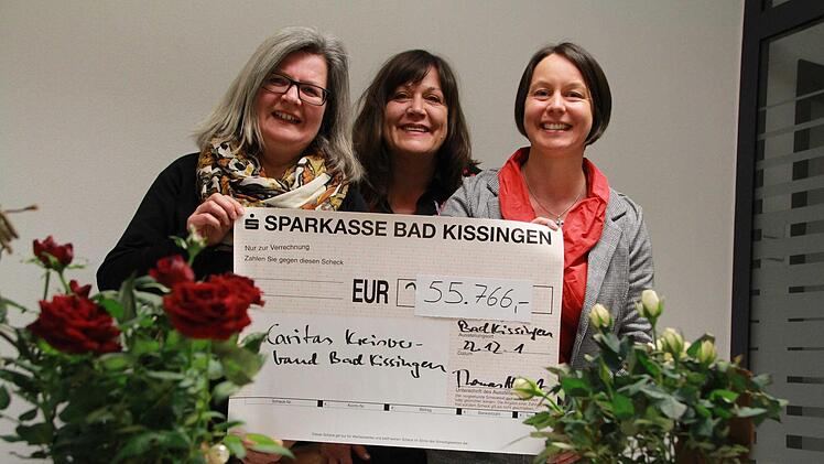 So sehen freudige Frauen aus: (v.l.) Caritas-Sozialberaterin Gabriele Morath, Saale-Zeitung-Redaktionsleiterin Susanne Will und Caritas-Geschäftsführerin Anne Hilpert. Foto: Carmen Schmitt