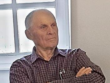 Meist auf dem selben Zuhörerplatz im Sitzungssaal des Rathauses Untermerzbach nimmt Erhard Büchner Platz. Bei den Sitzungen des Gemeinderates ist er ganz Ohr.  Foto: Helmut Will