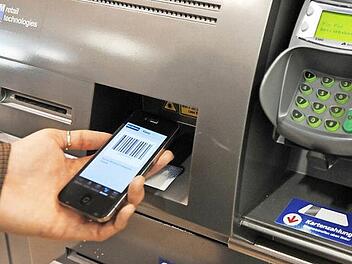 Moderne Kassen ermöglichen schon heute das Bezahlen mit dem Smartphone. So soll es auch in einem "Mobile Store" sein.  Foto: Daniel Naupold, dpa