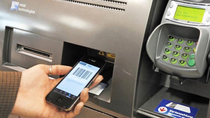 Moderne Kassen ermöglichen schon heute das Bezahlen mit dem Smartphone. So soll es auch in einem "Mobile Store" sein.  Foto: Daniel Naupold, dpa