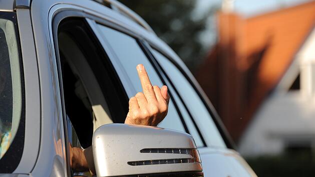 Cannabis-Patient verursacht fast Unfall auf A70 und zeigt Mittelfinger