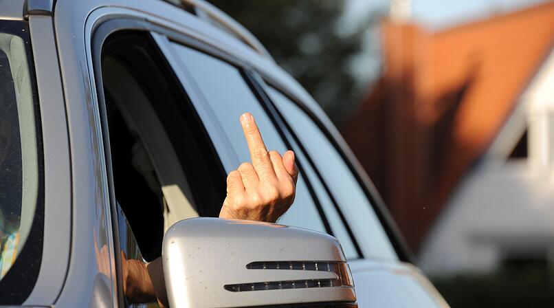 Cannabis-Patient verursacht fast Unfall auf A70 und zeigt Mittelfinger