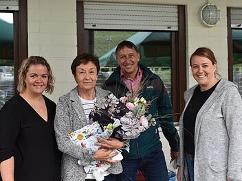 Kindergärtnerin Monika Brunner (2. von links) wurde offiziell verabschiedet. Auf dem Bild sind ferner die Elternbeiräte Katharina Stibitz  (links),  und Nadine Dünisch (rechts) sowie Bürgermeister Rainer Morper.