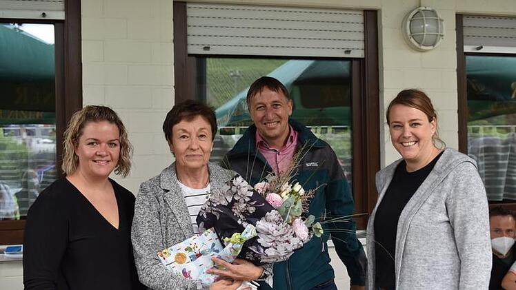 Kindergärtnerin Monika Brunner (2. von links) wurde offiziell verabschiedet. Auf dem Bild sind ferner die Elternbeiräte Katharina Stibitz  (links),  und Nadine Dünisch (rechts) sowie Bürgermeister Rainer Morper.