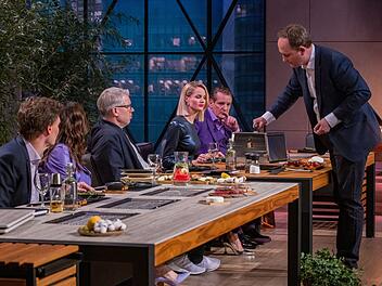 Ein festlich gedeckter Tisch - und ein Unternehmer mit formvollendeten Manieren: Nils, Gr&uuml;nder von "Fest&aacute;volo", l&auml;dt die L&ouml;winnen und L&ouml;wen zum Abschluss der 19. "Die H&ouml;hle der L&ouml;wen"-Staffel zu einem Festmahl ein.