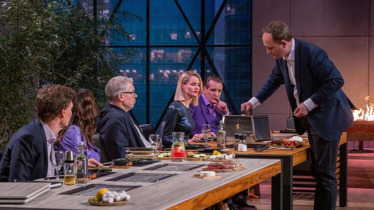 Ein festlich gedeckter Tisch - und ein Unternehmer mit formvollendeten Manieren: Nils, Gr&uuml;nder von "Fest&aacute;volo", l&auml;dt die L&ouml;winnen und L&ouml;wen zum Abschluss der 19. "Die H&ouml;hle der L&ouml;wen"-Staffel zu einem Festmahl ein.