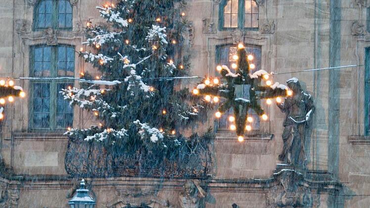 Rathaus von Ellingen am Donnerstag (29.11.2012) mit Schneefall. Am Donnerstag schneite es in ganz Franken. Zum Wochenende wird noch mehr Schnee erwartet. Foto: News5 / Goppelt