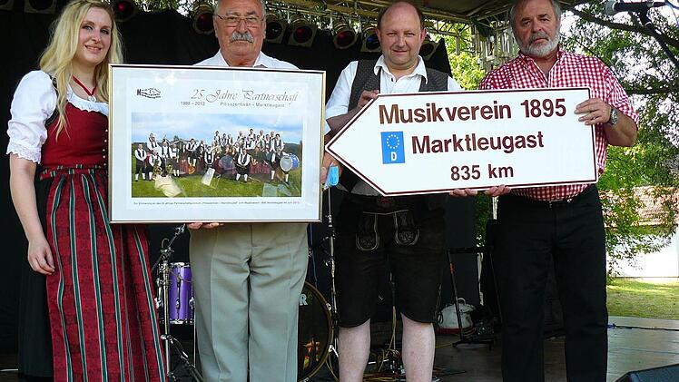 Ein aktuelles Bild des Musikvereins und einen Wegweiser von Marktleugast nach Pilisszentivan schenkte der Musikverein Gemeinde Pilisszentivan. Unser Bild zeigt (von links) Schriftführerin Juliane Meisel, Bürgermeister Gabor Penzes, Vorsitzenden Georg Purucker und Bürgermeister Norbert Volk.