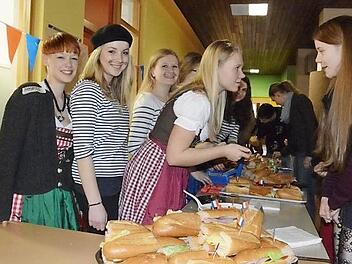 Französische Leckereien - und vieles mehr - gab es beim deutsch-französischen Tag im Rahmen eines P-Seminars vom Hammelbruger Frobenius-Gymnasium.  Foto: Elisabeth Assmann
