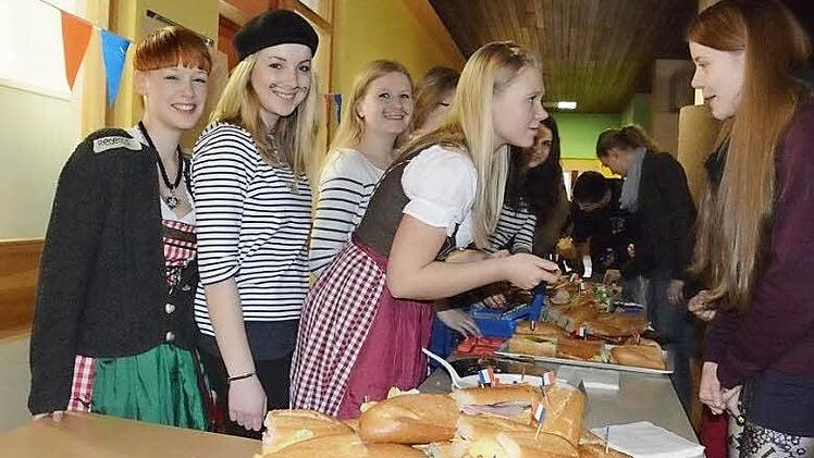 Französische Leckereien - und vieles mehr - gab es beim deutsch-französischen Tag im Rahmen eines P-Seminars vom Hammelbruger Frobenius-Gymnasium.  Foto: Elisabeth Assmann