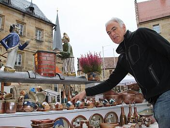 Kunst und ein traumhaftes Ambiente. Jürgen Strohm aus Villingen-Schwennigen stellt auf dem Brandplatz vor der dem Thurnauer Schoss aus. Fotos: Alexander Hartmann