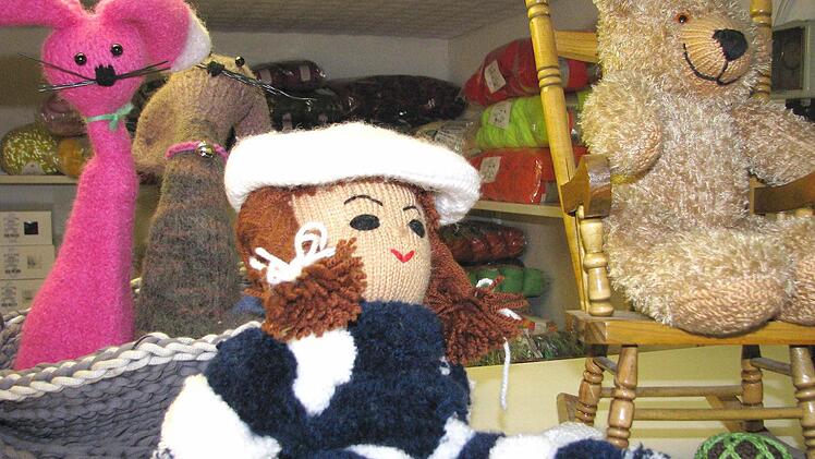 Kinderherzen schlagen höher, wenn sie in Helgas Boutique selbstgestrickte Plüschtiere oder Puppen entdecken.  Foto: Naumann